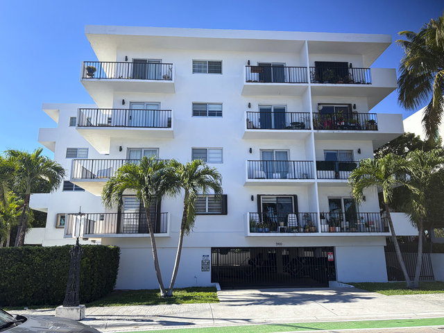 1900 Meridian Ave Condo photo 2